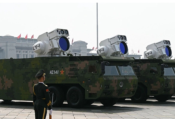中國北京閱兵，艦載防空武器方隊的LY-1艦載雷射武器亮相。   圖 : 翻攝自視覺中國