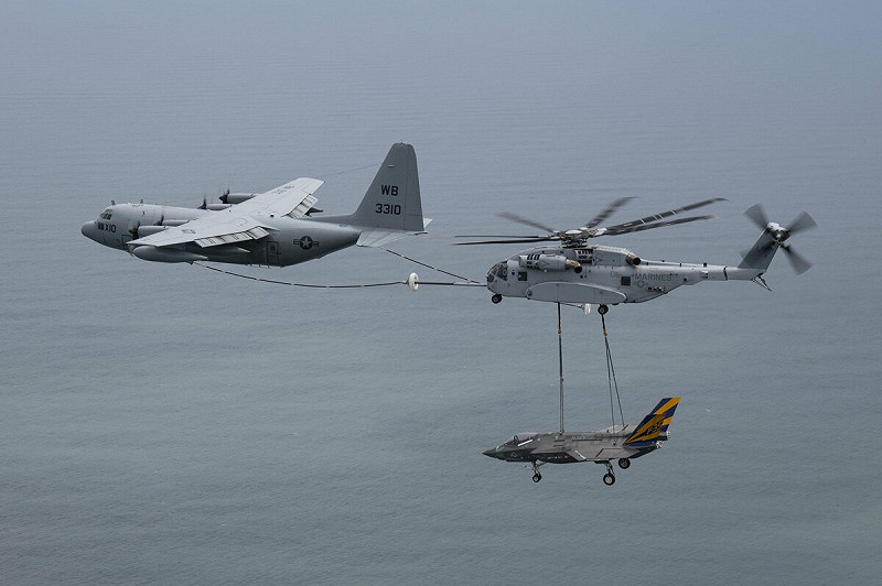 CH-53K 種馬王運輸一架 F-35C 閃電 II。 圖:翻攝自X帳號@ryankakiuchan