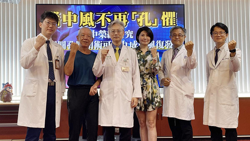 台中榮總心腦團隊由院長傅雲慶(左3)推動指導，為心臟開放性卵圓孔導致腦中風的患者施予心導管卵圓孔關閉術，有效使再中風風險降低9成。   圖：台中榮總/提供
