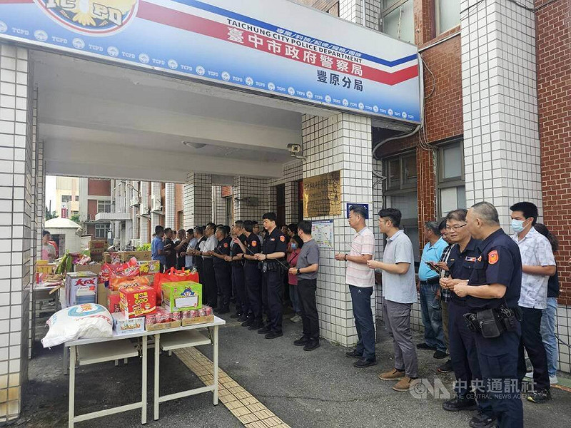農曆7月到來,台中市豐原警分局4日舉辦中元普度儀式,準備豐盛供品祭祀好兄弟,並由分局長謝建國率團隊持香拜拜,祈求平安順利。中央社記者趙麗妍攝 114年9月4日