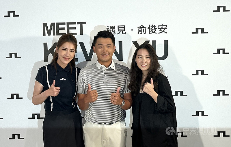 台灣旅美男子職業高爾夫好手俞俊安（中）4日出席贊助商及個人攝影展活動，希望讓球迷看到不同的自己。中央社記者黎建忠攝　114年9月4日   