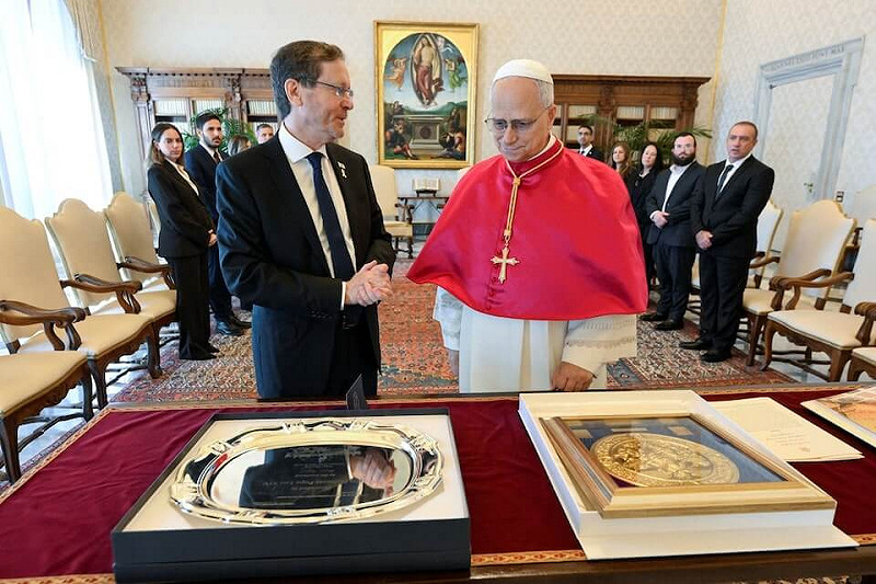 教宗良十四世（前右）4日接見以色列總統赫佐格（前左）。（ Vatican Media/Simone Risoluti/­Handout via 路透社）   圖：中央社提供