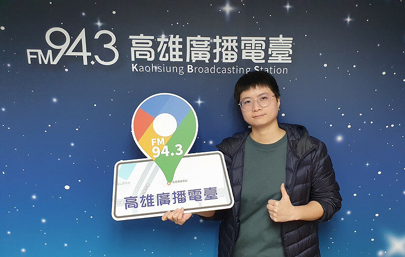 「週末FUN音樂」主持人陳毅將每集節目打造成一場跨越年代、深刻對話的聲音體驗。   圖：高雄市新聞局/提供