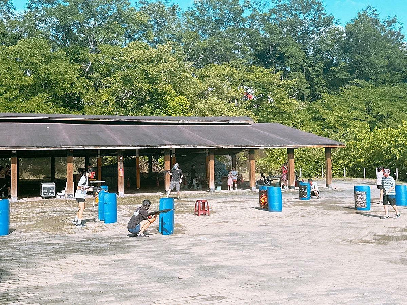 活動現場還加碼水彈槍對戰遊戲，讓大小朋友在烤肉之餘也能盡情玩樂消暑。   圖：台南市觀旅局／提供