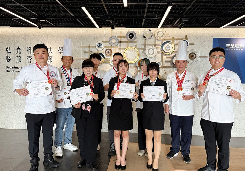 弘光科大師生勇奪「2025日本國際亞洲餐飲挑戰賽（JIAFBC）」15面金牌。   圖：弘光科大/提供