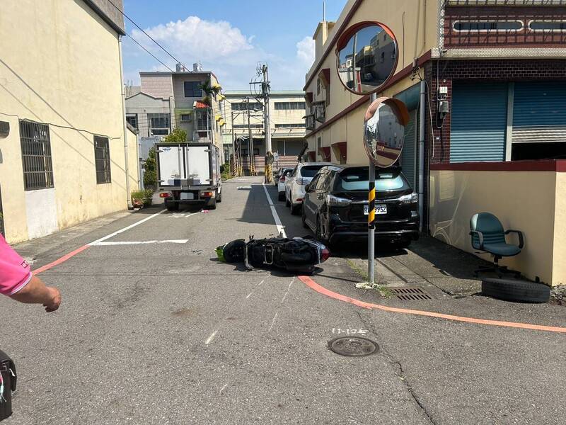 苗栗縣竹南鎮建國路上，一輛小貨車與機車在無號誌路口發生碰撞。   圖：警方提供