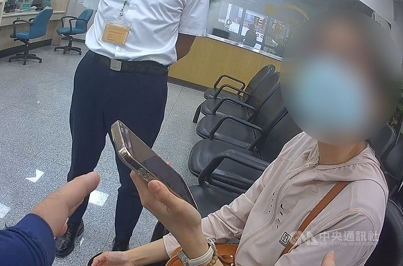 台中陳姓女子（右）日前在社群網站參加抽獎活動抽中大獎，要領獎時對方稱帳戶有異，存款要「監管」，她到銀行提款時，行員機警報案，與警方攜手阻詐。（翻攝照片）中央社記者蘇木春傳真  114年9月5日   