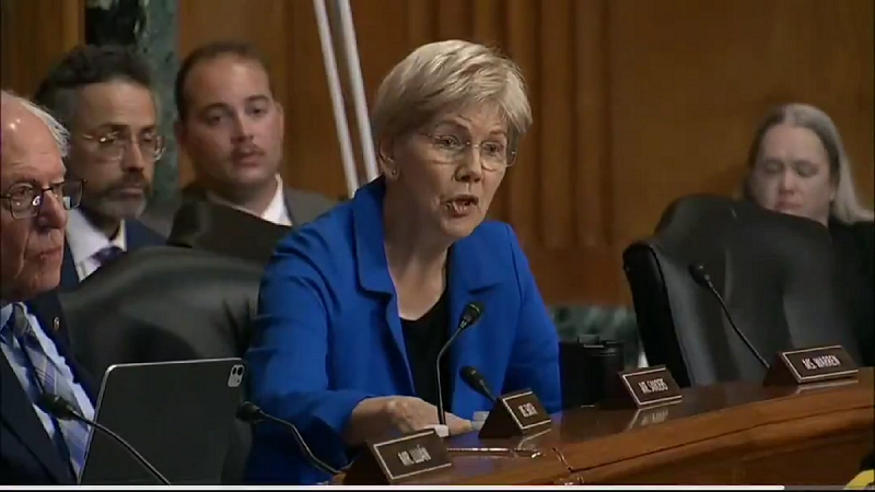 伊麗莎白·沃倫(Elizabeth Warren)則指責他背棄確認聽證會上的承諾,讓美國人更難取得疫苗,並直接要求他辭職。 圖:翻攝自影片 伊麗莎白·沃倫(Elizabeth Warren)則指責他背棄確認聽證會上的承諾,讓美國人更難取得疫苗,並直接要求他辭職。 圖:翻攝自影片