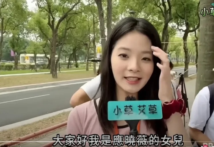 應曉薇大女兒應佳妤現身為母親加油，高顏值讓網友留言歪樓。   圖：翻攝自YT/小草-艾草