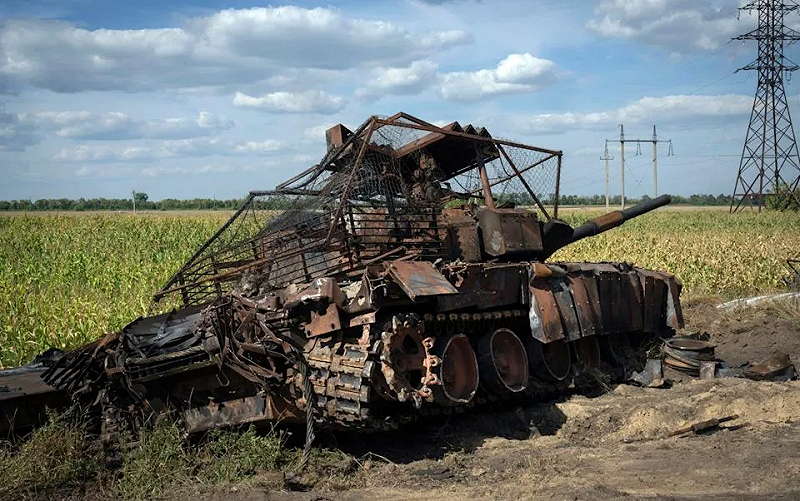 俄軍裝甲車遭烏軍攻擊。 圖:翻攝自 騰訊新聞@火星數據研究所