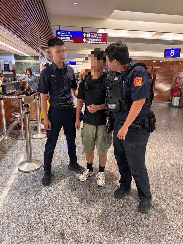 台北市警方近日破獲多起外籍車手案，車手以馬來西亞籍居多。警方指出詐騙集團以打工高報酬日薪為由，吸引外籍人士來台犯案。圖為警方逮捕車手畫面。（警方提供）中央社記者劉建邦傳真  114年9月5日   