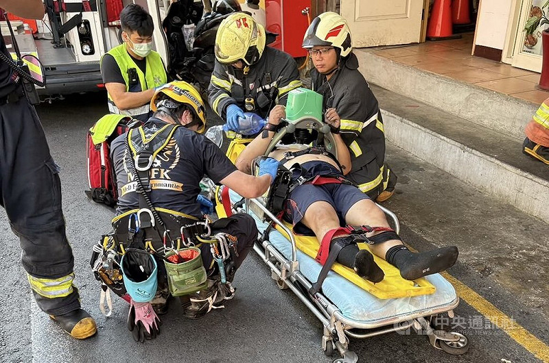 新北市消防局表示，中和區建八路有工人從電梯井跌落1樓電梯車廂上方，被救出時已無呼吸心跳，送衛生福利部雙和醫院急救。（翻攝照片）中央社記者黃旭昇新北傳真  114年9月5日   