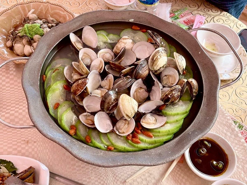 今年七寶宴再度邀請在地知名總鋪師陳振東坐鎮,以七股七寶為料理,推出美味佳餚。 圖:台南市觀旅局/提供