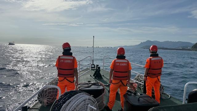 海巡署北部分署聯合中部分署及艦隊分署4日執行「海上跨區聯防威力掃蕩勤務」，全面提升桃竹苗及三貂角外海防護能量。   圖：海巡署提供