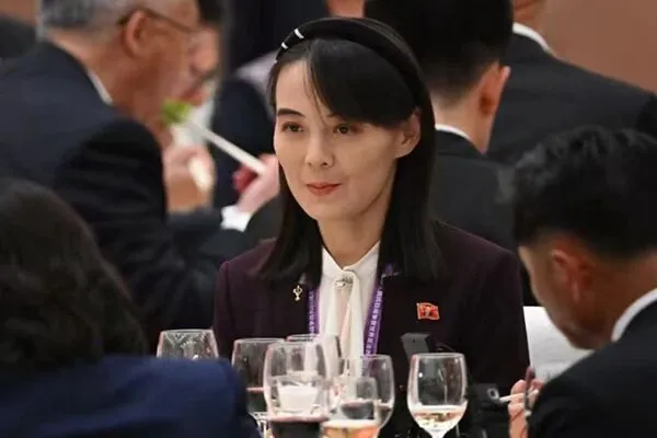 金正恩胞妹金與正陪同訪問北京。 圖:翻攝自騰訊新聞@普林斯在平壤 金正恩胞妹金與正陪同訪問北京。 圖:翻攝自騰訊新聞@普林斯在平壤