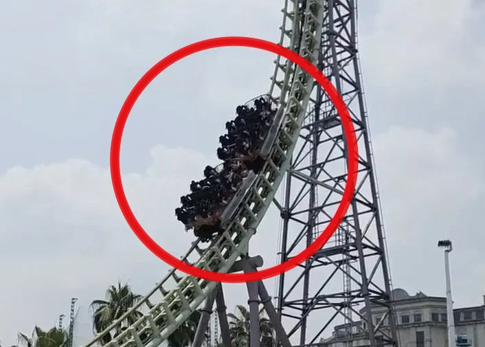 義大世界遊樂設施因安全保護機制自動啟動，約15名遊客受困空中。   圖：翻攝自Threads