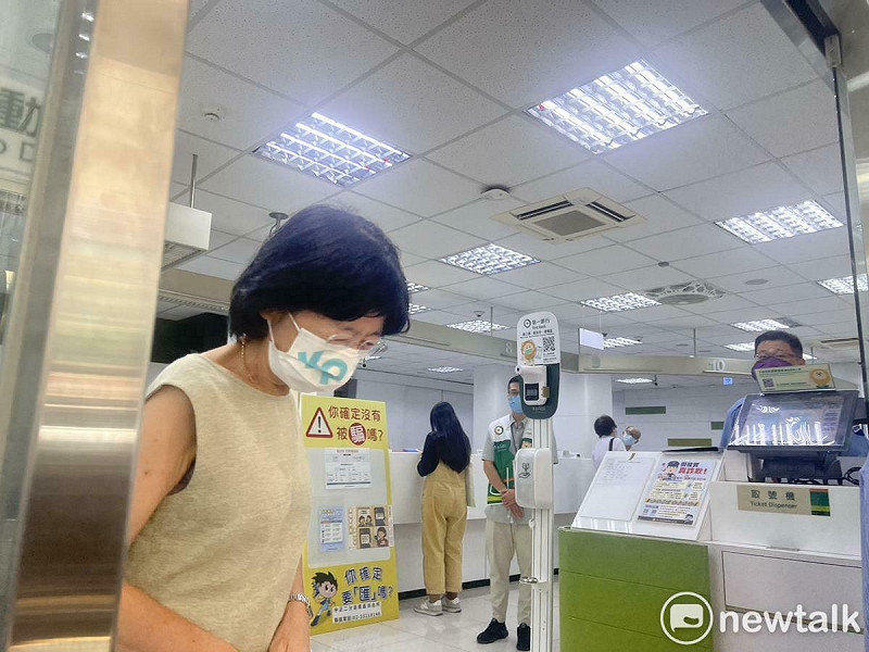 民眾黨前主席柯文哲妻子陳佩琪赴銀行匯交保金。   圖：周煊惠 / 攝