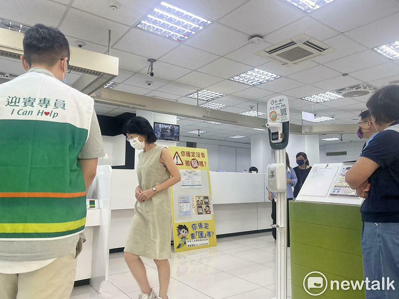 民眾黨前主席柯文哲妻子陳佩琪赴銀行匯交保金。 圖:周煊惠 / 攝