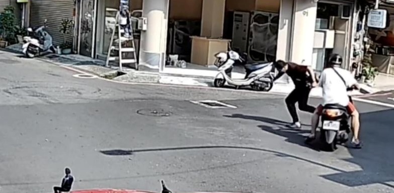 王男搶完銀樓逃跑，被機車騎士車頭絆倒。   圖：翻攝自爆料公社