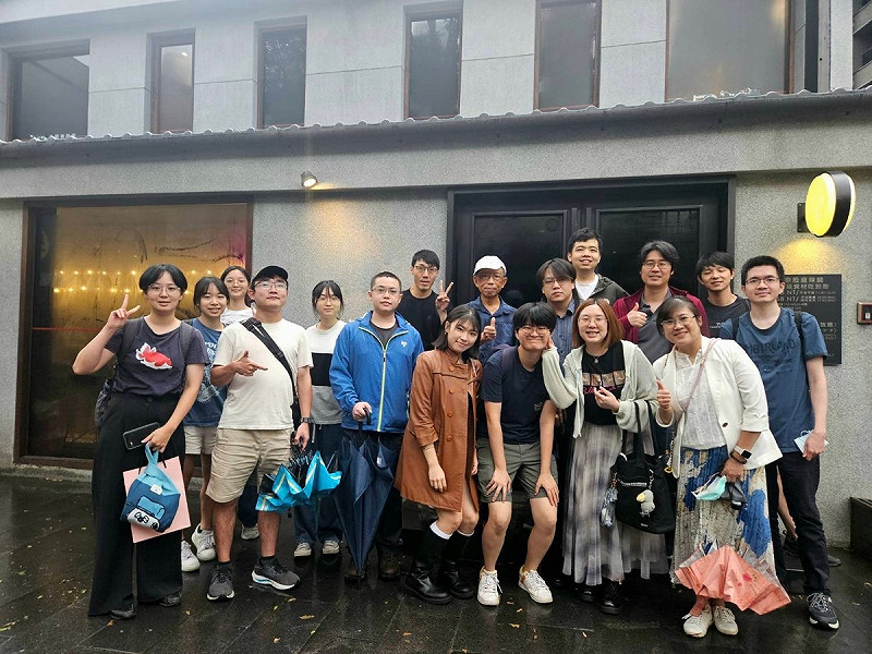 恩主公醫院教研部范守仁主任,以及台灣大學醫學院腦與心智科學研究所王培育所長,共同指導研究團隊成員,發現腸道菌掌控記憶!果蠅實驗證實斷菌失憶、補菌恢復 失智防治現新契機。 圖:恩主公醫院 / 提供