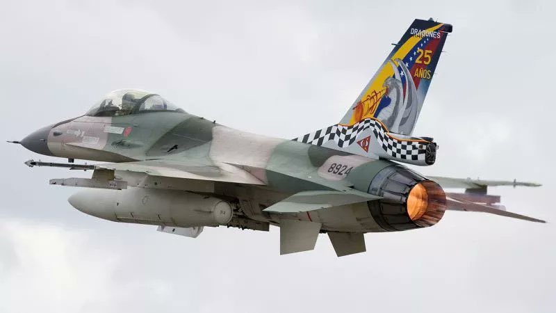 事件發生後兩天,兩架委內瑞拉 F-16 戰機又飛近美國導彈驅逐艦「傑森.鄧納姆號」(USS Jason Dunham),令美委之間的外交與軍事緊張進一步升高。 圖:翻攝自X帳號@ChamosEnResisT 事件發生後兩天,兩架委內瑞拉 F-16 戰機又飛近美國導彈驅逐艦「傑森.鄧納姆號」(USS Jason Dunham),令美委之間的外交與軍事緊張進一步升高。 圖:翻攝自X帳號@ChamosEnResisT