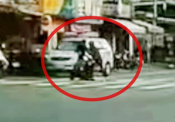 男子在雲林斗六鬧區當街搶車，女騎士驚嚇呼救。   圖：民眾提供