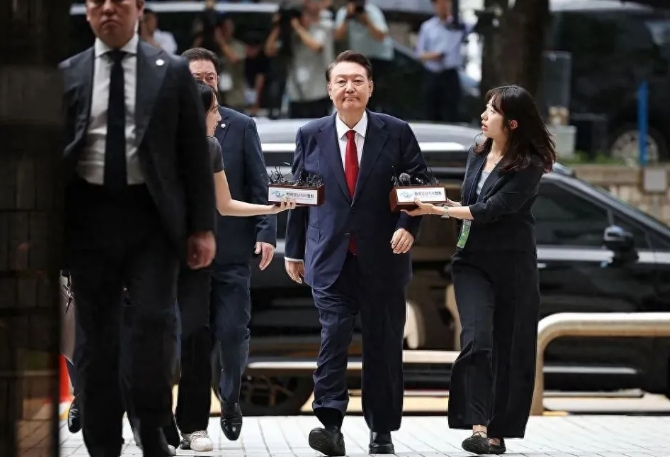 發動戒嚴政變的前韓國總統尹錫悅已遭到拘捕。 圖 : 翻攝自星球調研室 發動戒嚴政變的前韓國總統尹錫悅已遭到拘捕。 圖 : 翻攝自星球調研室