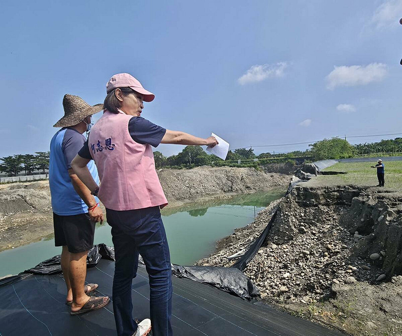 國民黨立委柯志恩會勘遭盜採砂石而出現的美濃「大峽谷」。   圖：擷取自柯志恩臉書