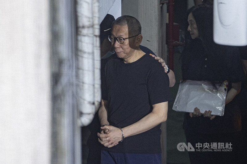 台北地院4日審理京華城案，前台北市長柯文哲（中）及國民黨台北市議員應曉薇（右）羈押期10月1日屆滿，法院召開訊問庭聽取檢辯意見，兩人下囚車後在法警戒護下步入北院。中央社記者鄭清元攝  114年9月4日   