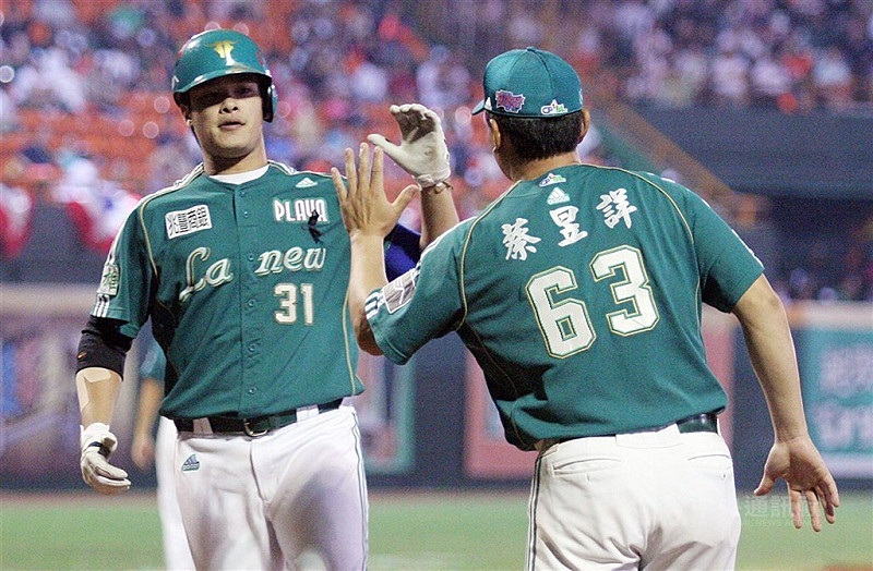 中職味全龍43歲野手林智勝5日起舉行引退系列賽，回憶22歲時教練林振賢對他說一定要打到40歲，也算完成使命。（中央社檔案照片）   