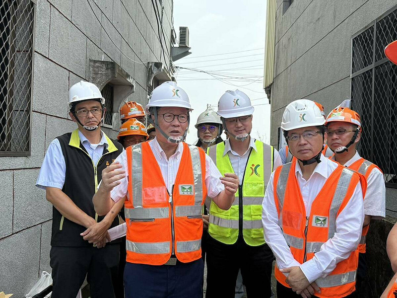 行政院114年7月颱風豪雨雲嘉南災後復原前進指揮所陳金德指揮官前往臺南後壁區，實地勘查災戶修繕情況。   圖：行政院提供