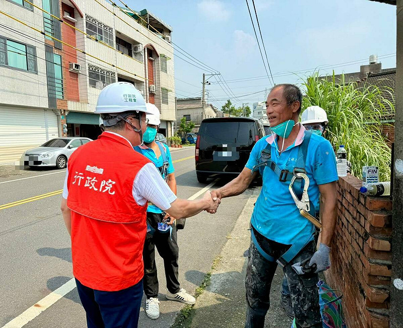 行政院114年7月颱風豪雨雲嘉南災後復原前進指揮所陳金德指揮官前往臺南後壁區,實地勘查災戶修繕情況。 圖:行政院提供