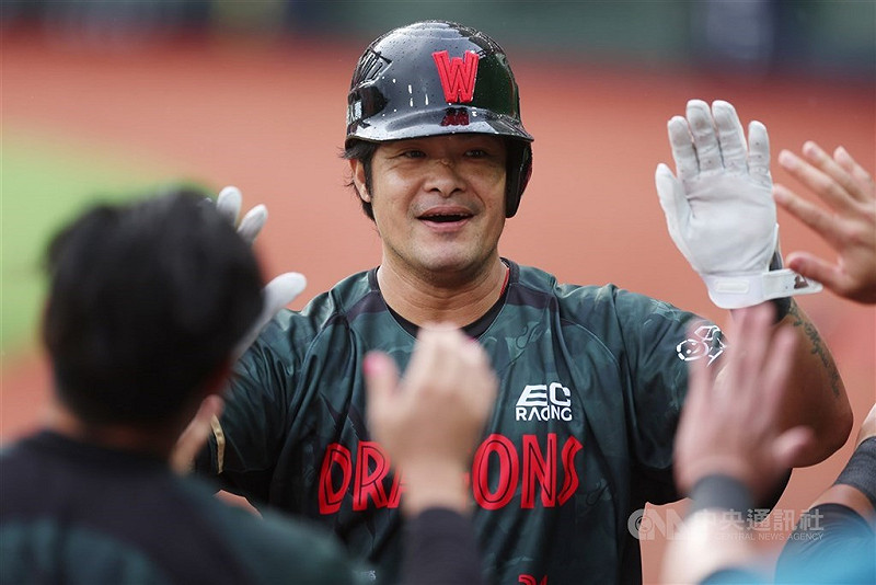 中職味全龍隊43歲野手林智勝引退系列賽，回憶引退年直言「心情像洗三溫暖」，但也知道人生到了不同的階段，看事情的角度要不同。（中央社檔案照片）   