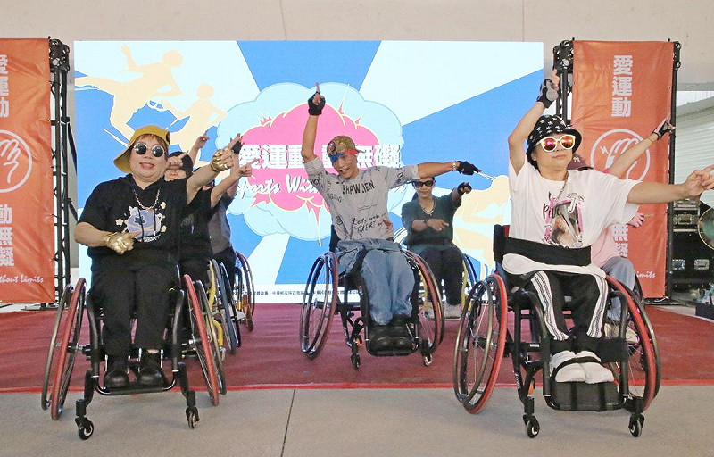 高雄市身障輪椅舞蹈協會帶來精彩開場表演。 圖:高雄市運發局/提供