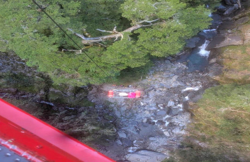 空勤花蓮駐地勤務接獲轉報，中央尖山附近有1名57歲李姓女山友墜谷、意識不清，6日上午近7時出動黑鷹直升機前往救援，由特搜員出艙將患者固定後，以吊籃吊掛上機。（空勤花蓮駐地勤務提供）中央社記者張祈傳真 114年9月6日   