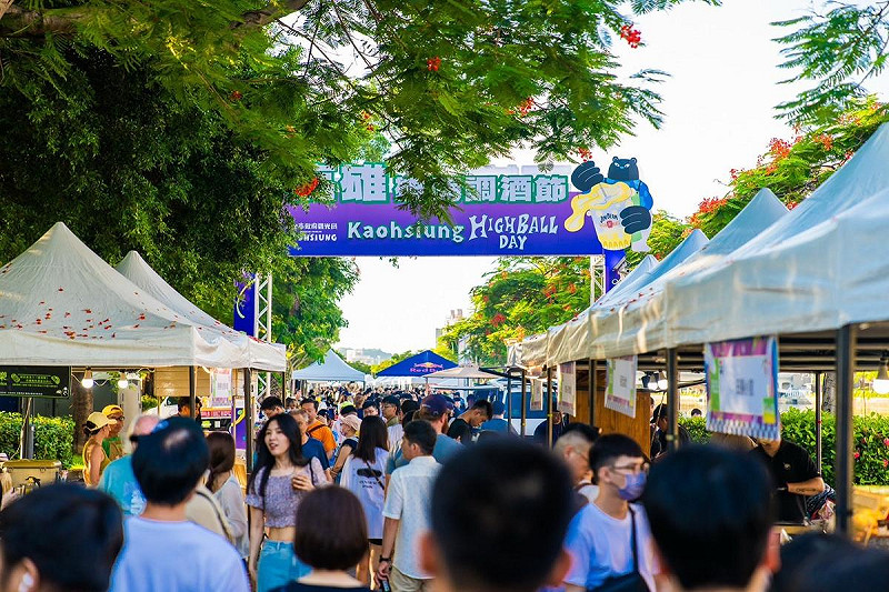 今夏最令人期待的城市餐酒盛會「2025高雄雄嗨調酒節」，9月13、14日將在愛河畔重磅回歸。   圖：高雄市觀光局/提供