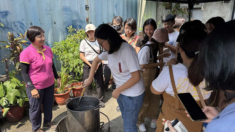 陳梅老師(左一)指導青年以菱角殼熬製染料，體驗傳統染布工藝。   圖：高雄市青年局/提供