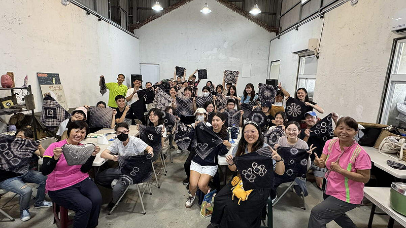  學員展示完成的菱角染布作品，呈現在地工藝的創意成果。   圖：高雄市青年局/提供