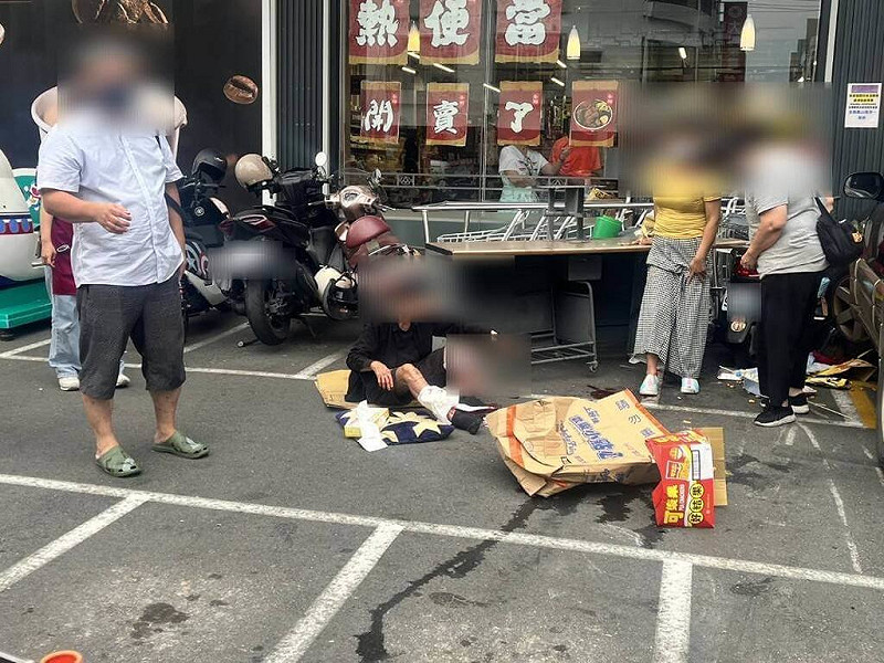 高雄洪姓婦人5日開車前往鳳山一間全聯，停車時不慎暴衝撞倒黃姓、王姓婦人，並一路撞擊店家鐵架，波及4輛機車，黃婦、王婦送醫無大礙，洪婦酒測值為0，詳細肇因待釐清。（高市鳳山警分局提供）中央社記者洪學廣傳真  114年9月6日   