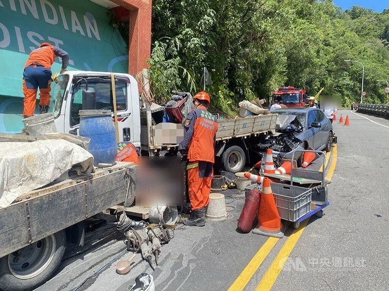 新北市新店區6日上午發生嚴重車禍，1輛自小客車在新潭路不明原因失控，撞擊工程車及路旁施工工人。受傷的送醫4人中，有1名男性工人傷勢嚴重命危。（翻攝畫面）中央社記者黃旭昇新北傳真   114年9月6日   