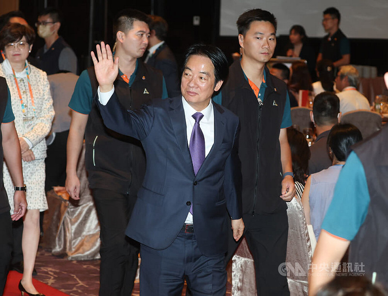 總統賴清德（前中）6日上午在台北出席「全國律師聯合會第78屆律師節慶祝大會」，向與會者揮手致意。中央社記者謝佳璋攝  114年9月6日   