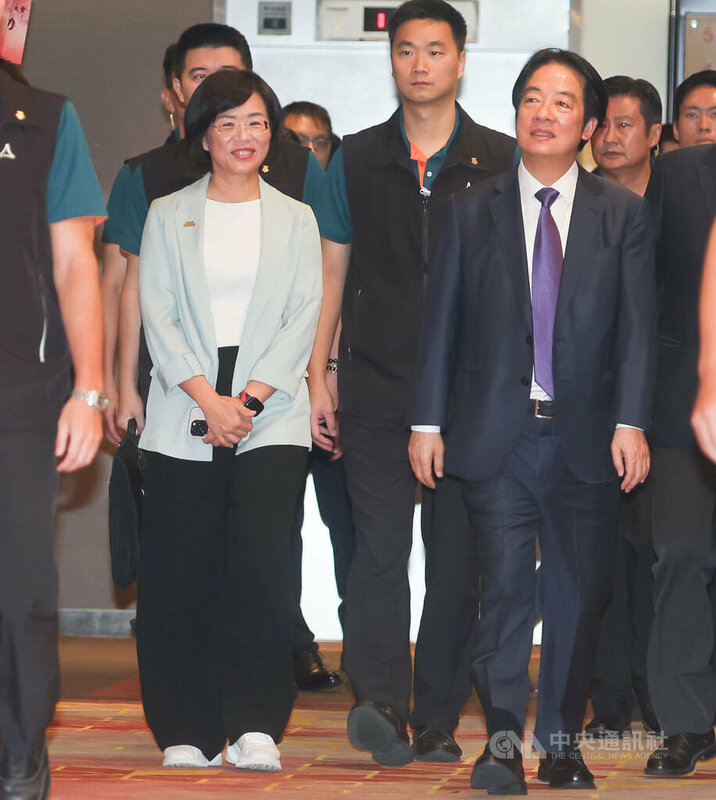 總統賴清德（前右）6日上午由民進黨立委蘇巧慧（前左）等人陪同，在台北出席「全國律師聯合會第78屆律師節慶祝大會」。中央社記者謝佳璋攝  114年9月6日   