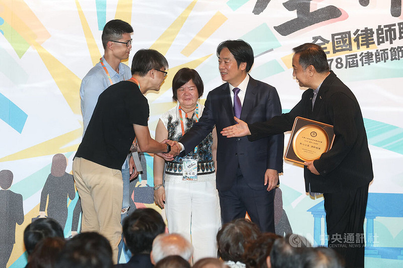 總統賴清德（右2）6日上午在台北出席「全國律師聯合會第78屆律師節慶祝大會」，頒獎表揚優秀公益律師並握手致意。中央社記者謝佳璋攝  114年9月6日   