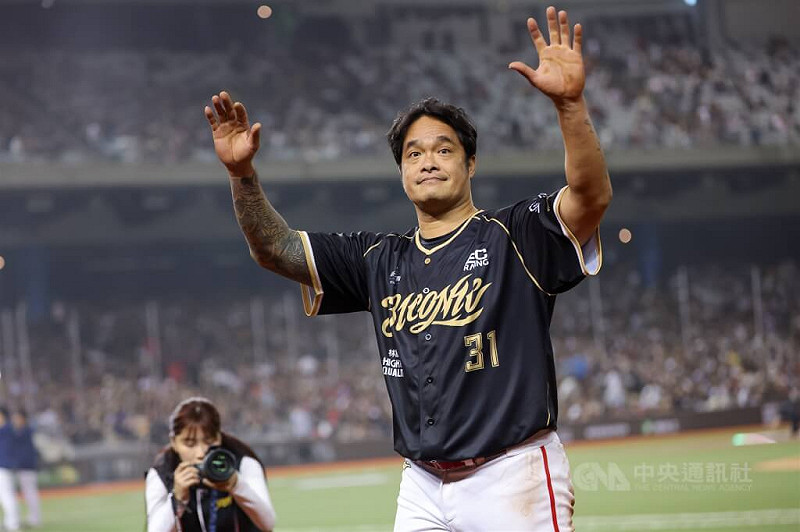 中華職棒味全龍隊5日起連續3天在台北大巨蛋為「大師兄」林智勝（前）舉辦引退系列賽，林智勝揮手向球迷朋友致意。中央社記者翁睿坤攝　114年9月5日   