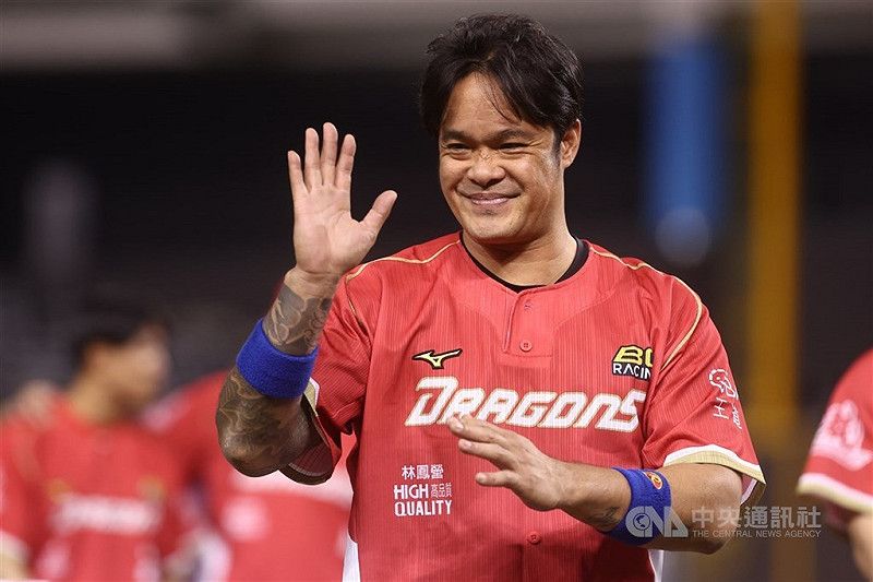 中華職業棒球大聯盟味全龍隊野手林智勝引退系列賽第2戰，林智勝打7棒、指定打擊。（中央社檔案照片）   