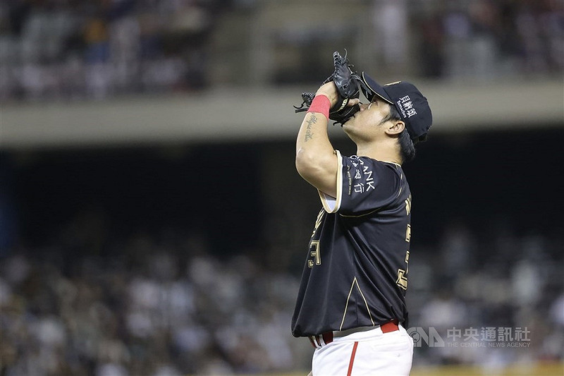 中職味全龍隊野手林智勝（圖）引退系列賽5日首戰，退場橋段被隊友朱育賢「破哏」，朱育賢直言很不好意思：「值得大家給他最大的掌聲。」（中央社檔案照片）   