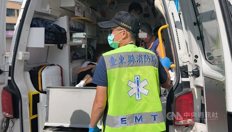高雄黃姓3姊妹6日到台東白玉瀑布爬山，並在茶藝館用餐，3人喝完餐前茶後，午餐燉菜吃沒幾口就頭暈目眩、意識混亂，緊急送醫。台東縣衛生局初步調查，3人中午曾採集並食用野菜，細節仍待調查釐清。中央社記者盧太城台東攝  114年9月6日   