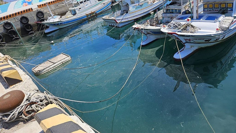 澎湖縣望安鄉花嶼村的民生供電是由台電補助鄉公所以柴油發電機組供電，6日中午不明原因發生地下管線破裂導致燃油外溢，花嶼港區遭污染，警方獲報已先封鎖港區。（澎湖望安警分局提供）中央社　114年9月6日   