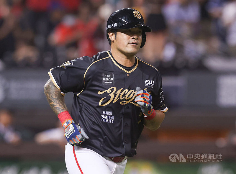 中職味全龍隊6日繼續在台北大巨蛋為「大師兄」林智勝(圖)舉辦引退系列賽「31CONIC 智勝一擊」,5局下,林智勝上場打擊時獲四壞保送上壘。中央社記者張新偉攝 114年9月6日