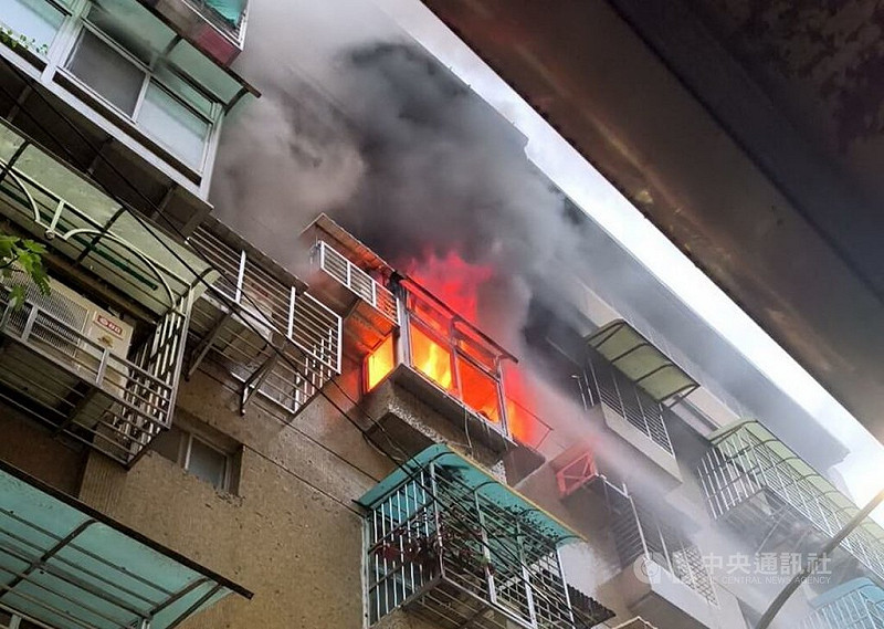 新北市新莊區建中街一處民宅4樓6日發生火警，消防獲報出動人車馳援，到場發現濃濃黑煙與橘紅火舌從公寓窗口冒出，消防人員灌救滅火，並從火場救出一名命危男子，緊急送醫。（翻攝畫面）中央社記者黃旭昇新北市傳真  114年9月6日   